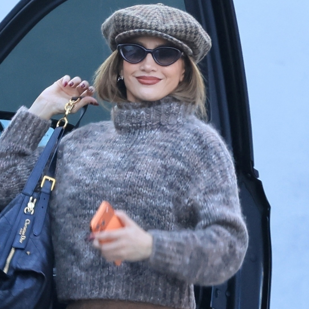 Jennifer Lopez elevated a brown pair of leggings with a cropped sweater, a newsboy cap, and her favorite Dior D-Journey bag