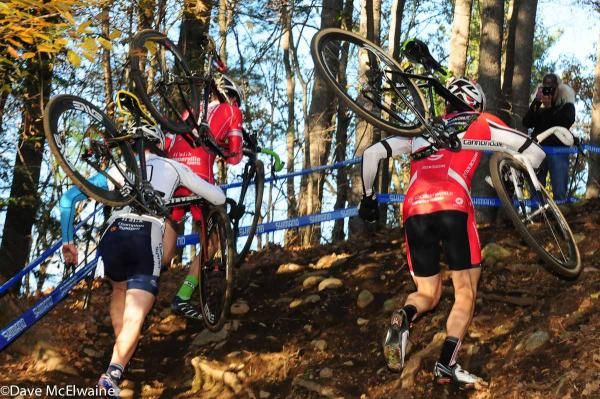 The leaders tackle the steep run-up on the final lap.