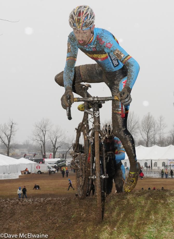 Klaas Vantornout (BEL) remounting his machine with one lap to go