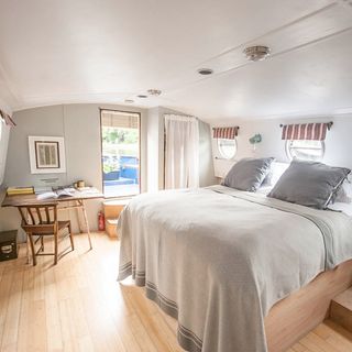 hackney bedroom with wooden floor