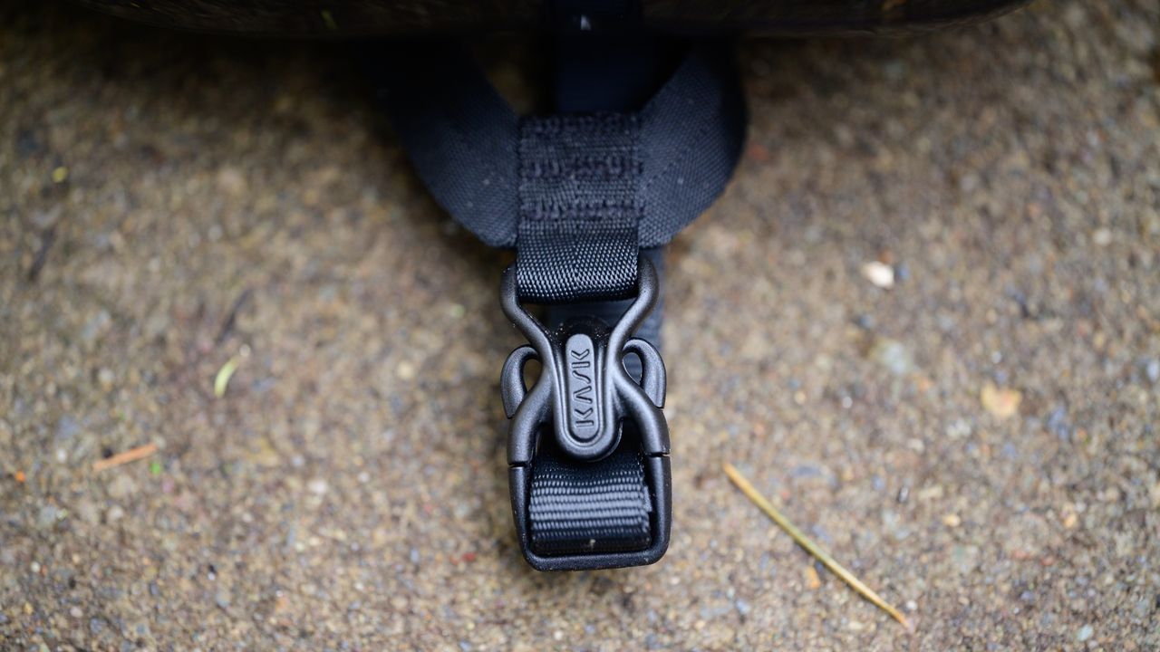 Kask Elemento clasp