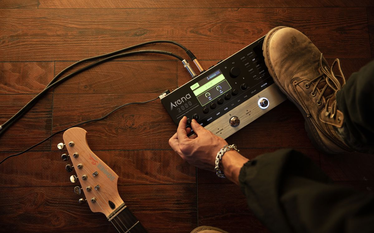 A guitarist uses Donner's Arena2000 multi-effects unit
