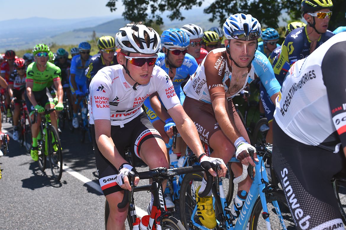 Sam Oomen in the young rider's jersey