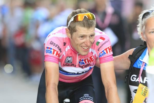 Ryder Hesjedal (Garmin-Barracuda) suffered but retained the pink jersey.