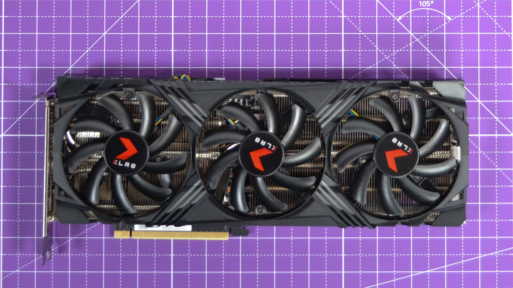 Uma placa gráfica PNY GeForce RTX 4070 XLR8 OC em um tapete de mesa roxo