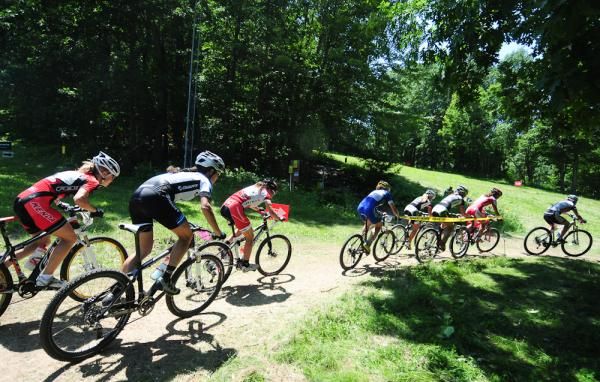 A lead group forms with early with Kathy Sherwin (NoTubes) on the front