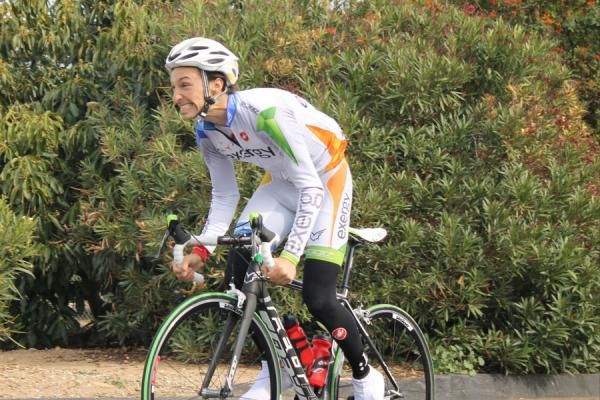 Gianetti makes a big effort to beat Alzate's record climb.