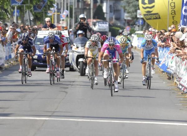Alessandro Petacchi (Lampre-Farnese Vini) wins the sprint for third