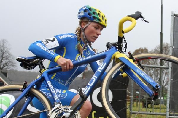 Daphy Van Den Brand runs with her bike