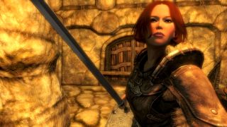 Seorang wanita berambut perang memegang pedang di Maelstrom, salah satu mod edisi khas Skyrim terbaik