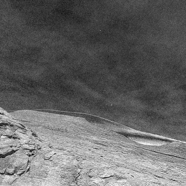 O rover Curiosity da NASA capturou essas imagens de nuvens no céu de Marte, em 12 de dezembro de 2021.