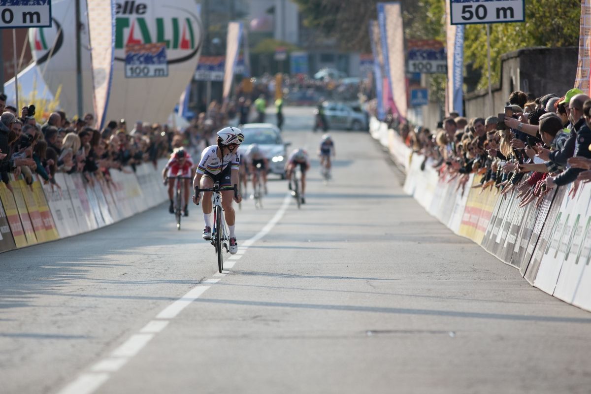 Lizzie Armitstead checks her distance before celebrating the victory