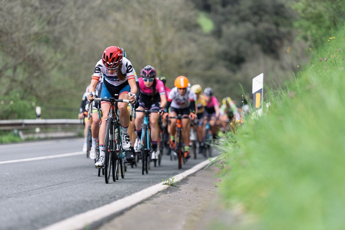 Clara Koppenburg leads the peloton up the early climbs - Emakumeen Bira 2016 Stage 4