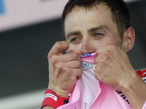 Gibo kisses his first maglia rosa of the 2003 Giro.