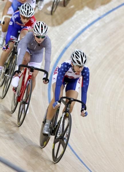 Sarah Hammer (USA) leads the field in the omnium points race