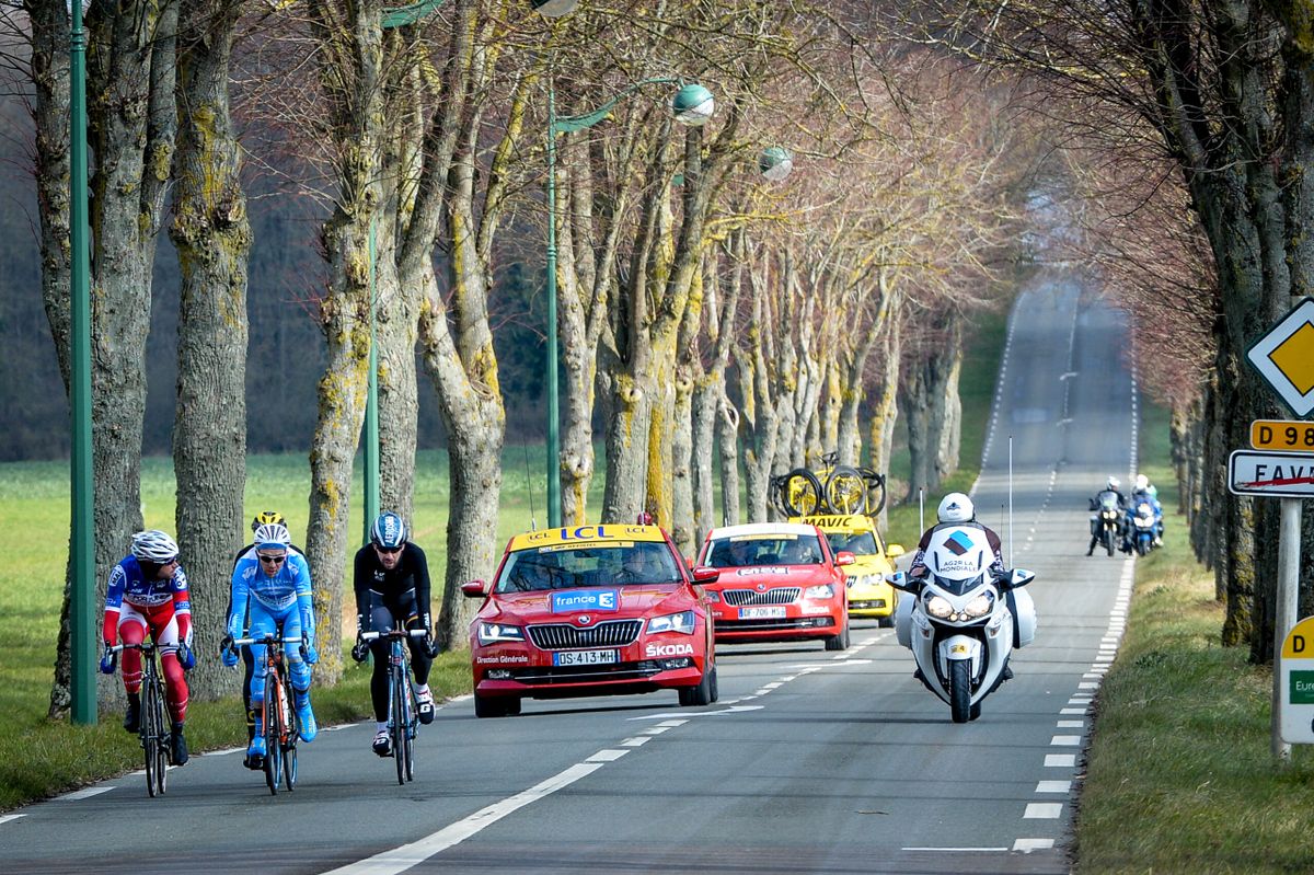 The breakaway establishes itself early in the stage