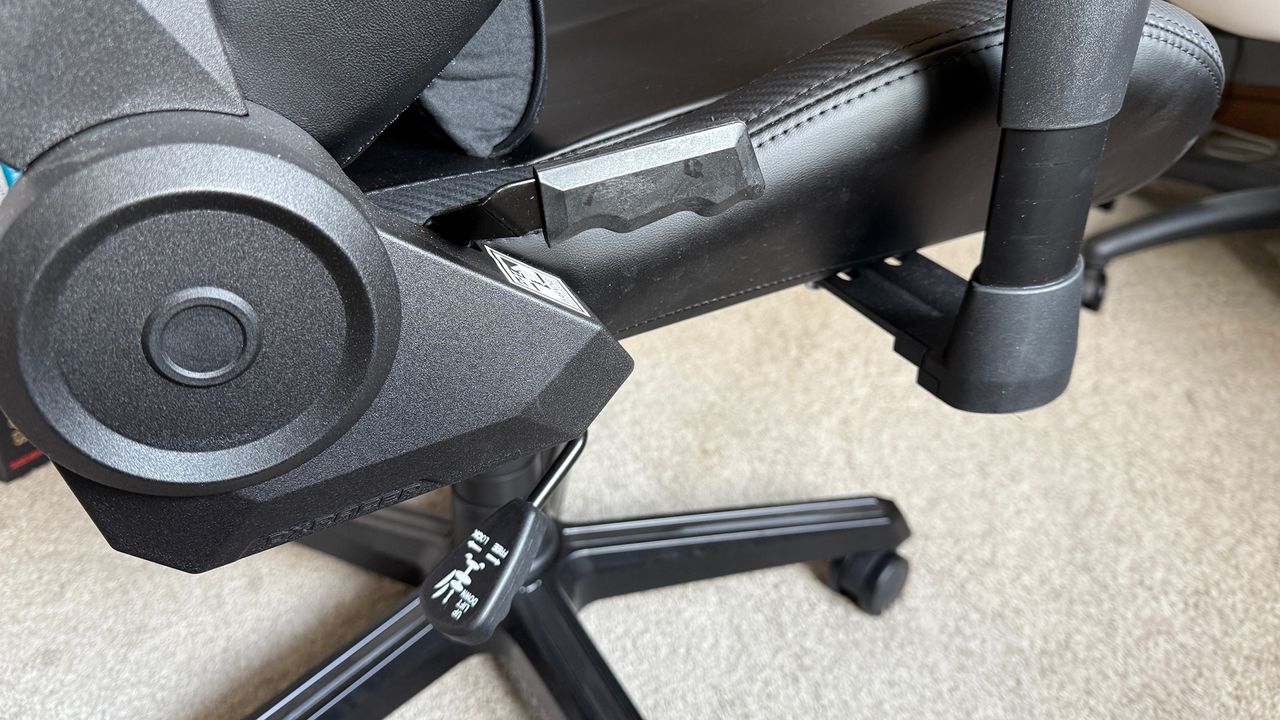 A shot of the armrests and the main lever of the Drifting chair.