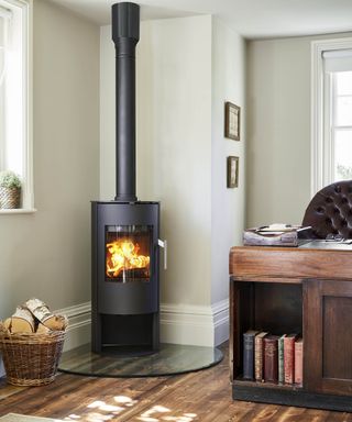 Morso 4043 wood burning stove model in corner with glass hearth
