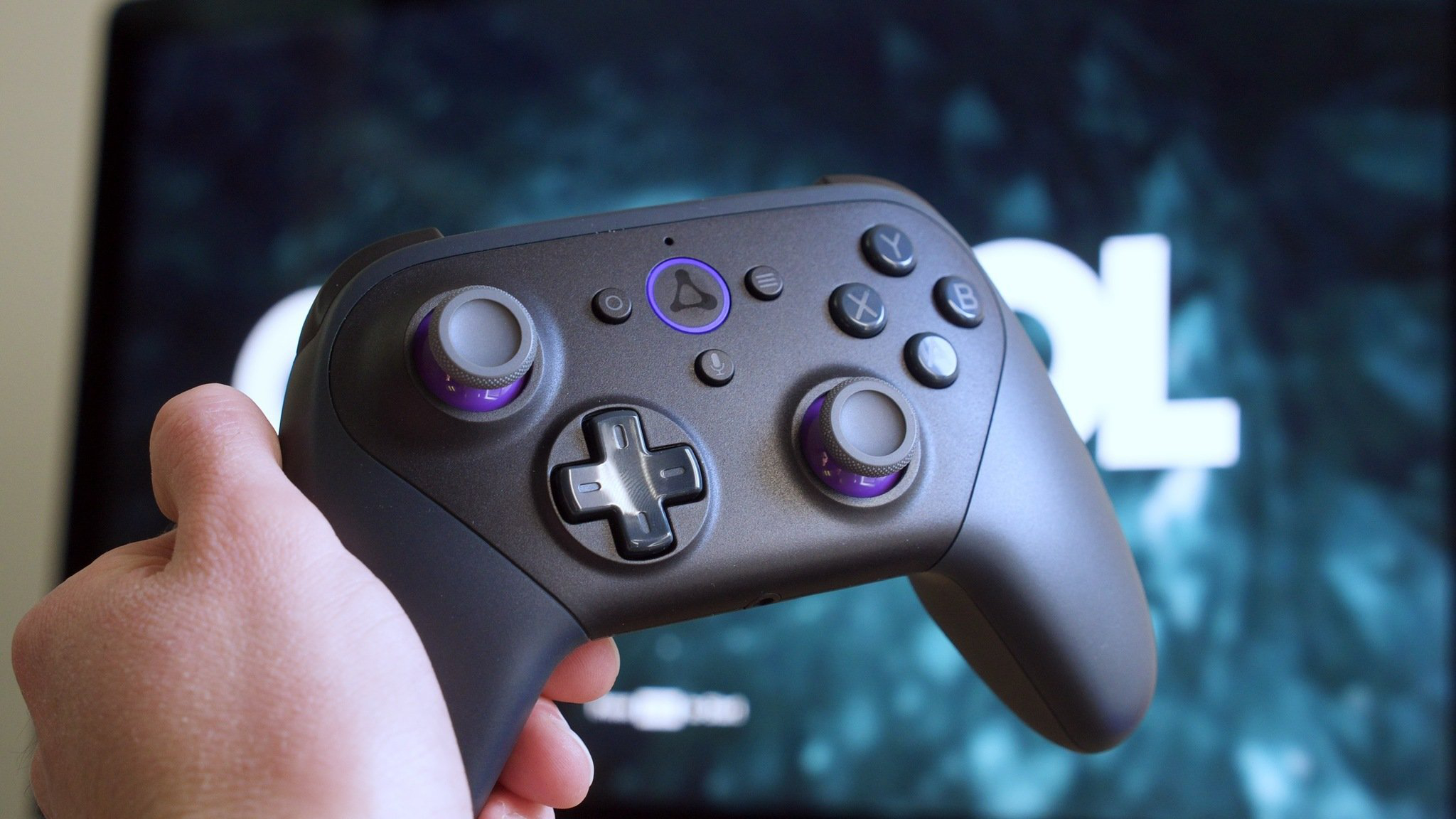Luna Controller hands-on: Console gaming almost anywhere - CNET