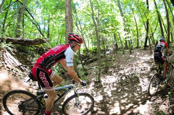 Nick Waite (Kenda Pro Cycling) shadows Sid Taberlay (Sho-Air / Specialized).