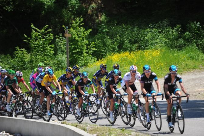 Crit&eacute;rium du Dauphin&eacute; leader Chris Froome tucked in behind his Sky teammates