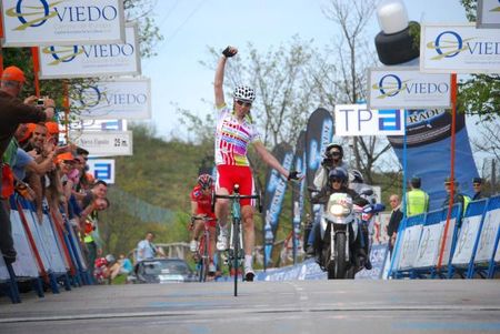Santi Perez wins the Subida al Naranco.