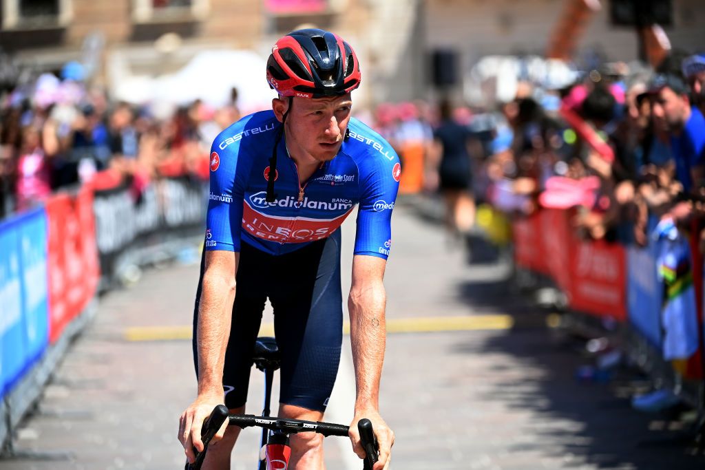 Tao Geoghegan Hart in the blue jersey ahead of stage 2 of the Giro d&#039;Italia