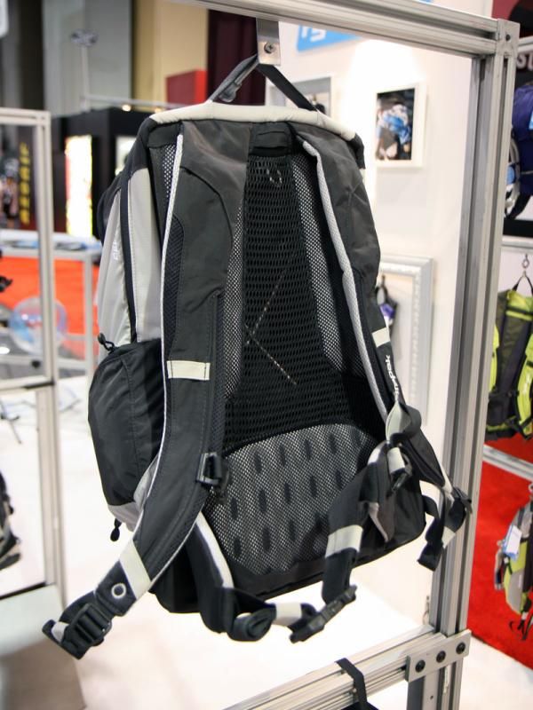 The air mesh suspended back on the Hydrapak Del Mar helps you arrive at work with minimal sweat build-up.