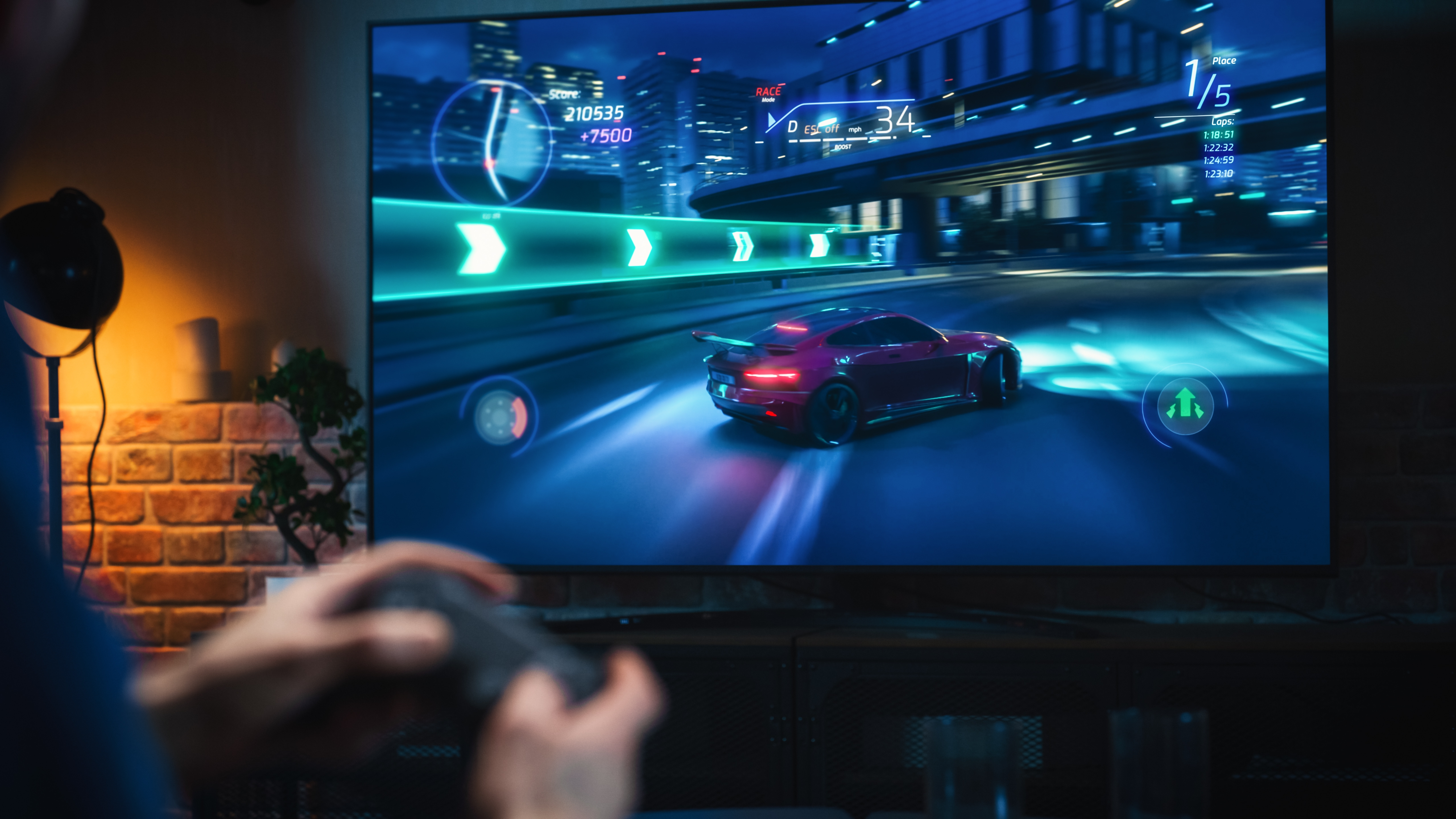 Gros plan sur les mains d'un homme à la maison jouant à des jeux vidéo de voitures d'arcade sur une console.