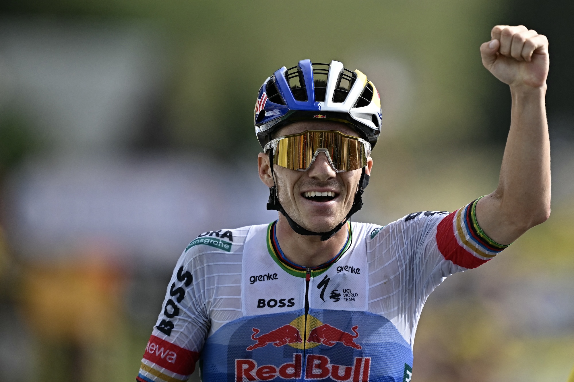 Red Bull - BORA - hansgrohe team's Belgian rider Remco Evenepoel cycles to the finish line to win the 15th stage of the 113th edition of the Tour de France cycling race, 183,9 km between Champagnole and Plateau de Solaison in the Jura mountains, on July 19, 2026. (Photo by Loic VENANCE / AFP)