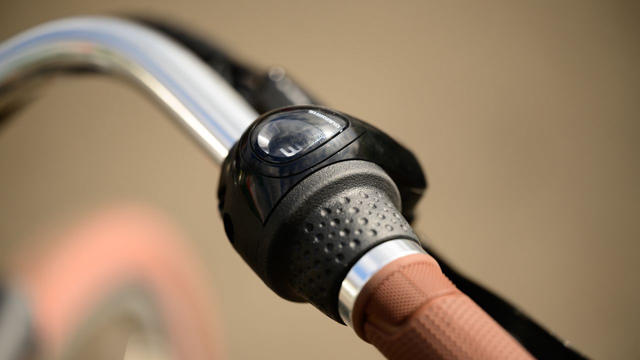 Priority e-Classic Plus ebike three speed gearing with a grip shift design