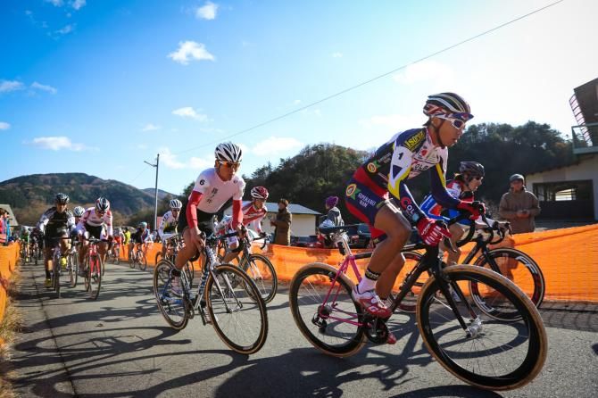 Hirohide Kubota (Yatsugatake Cyclocross) rolls out onto the course