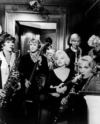 marilyn monroe and a trio of musicians dressed in drag in Some Like It Hot (1959)