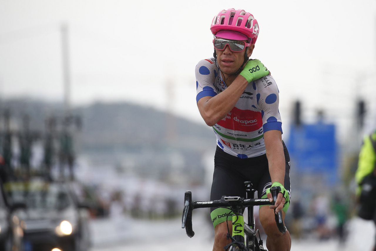 Rigoberto Uran feels some pain in his shoulder