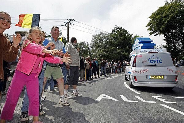 The kids love Le Tour and they usually get off school when the race comes by. Coooool.