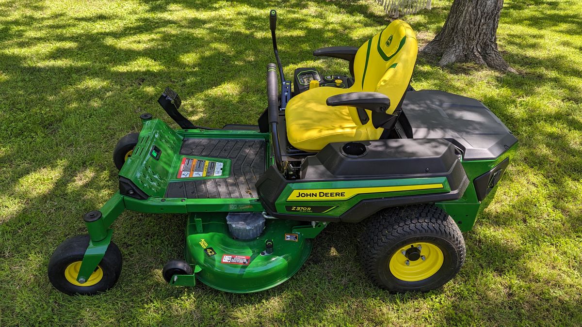 John Deere Z370R Electric ZTrak&trade; Mower