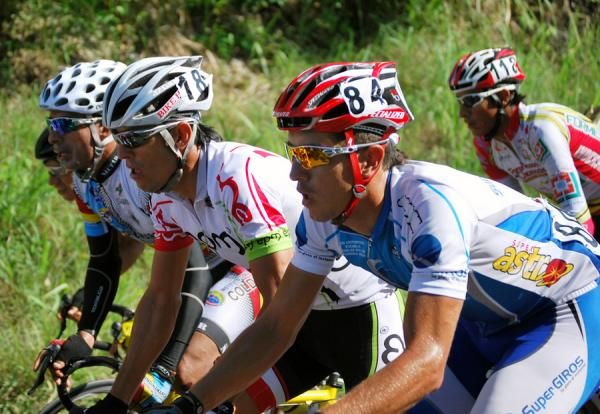 Francisco Colorado (l) and Carlos Alzate (Super Giros) ride near the front.