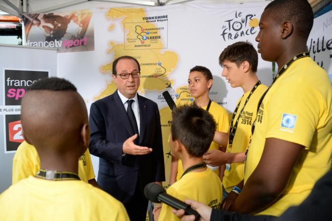 Fran&ccedil;ois Hollande in open discussion with the youth of the operation Au Pied des Tours