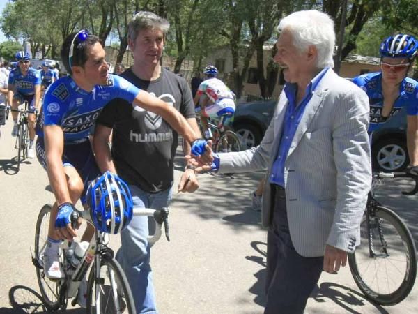 Contador and Savio greet each other