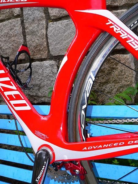 Not surprisingly, the seat tube closely follows the arc of the rear wheel.