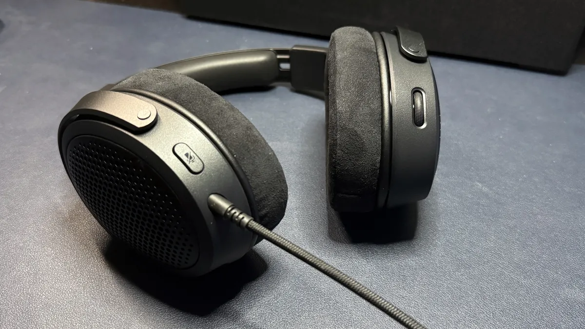 Интерфейсные разъемы 3,5 мм и кнопка отключения микрофона HyperX Cloud Alpha Air