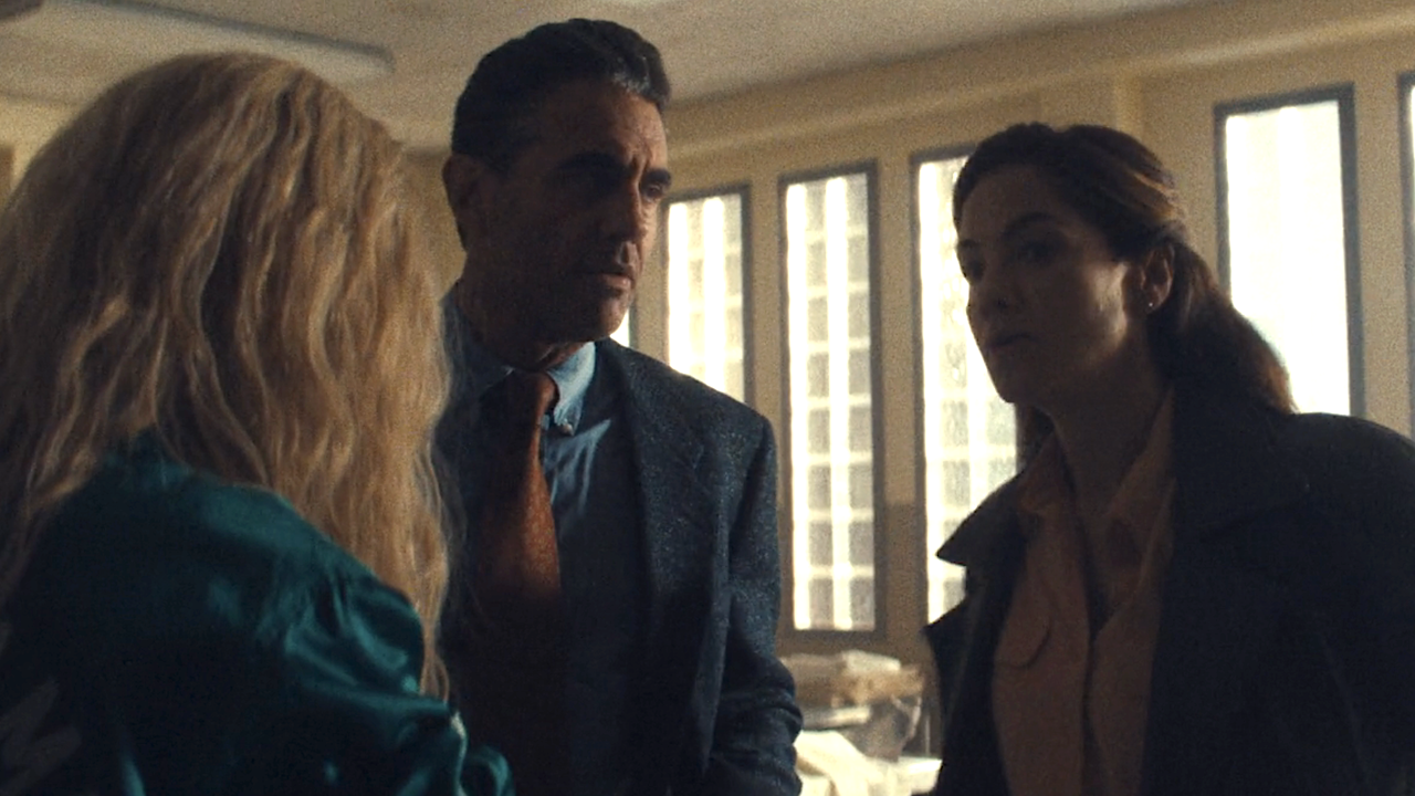 Captura de pantalla de los detectives Williams y Torres hablando con Maxine cerca de los cadáveres de MaXXXine