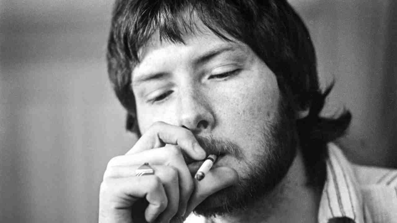 Gerry Rafferty posing for a photograph in the 1970s