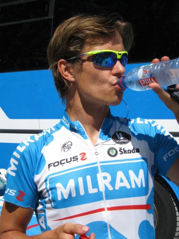 Linus Gerdemann (Milram) kept cool with some water