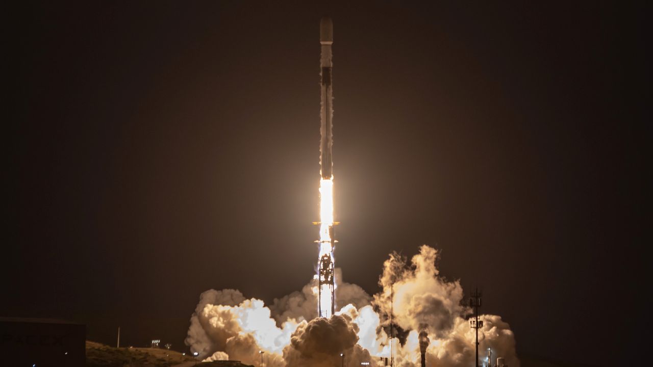 SpaceX launches 24 Starlink satellites to orbit from California (video)