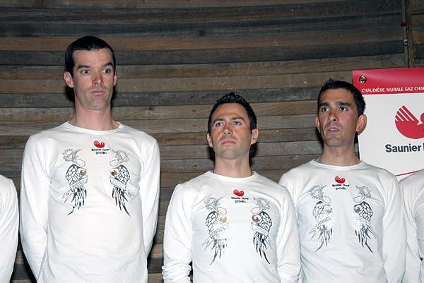 Millar, Simoni and Trentin (David Millar seems to have spotted a spider).