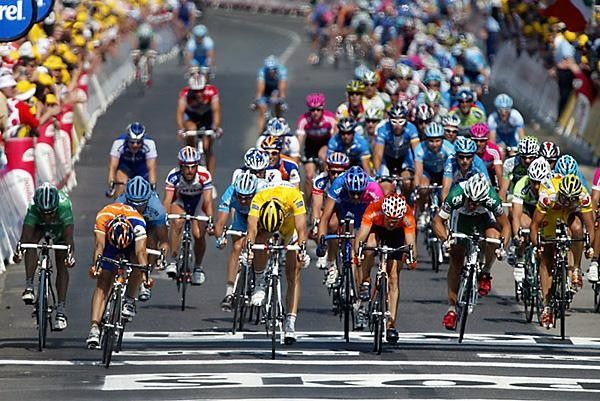Oscar Freire (Rabobank) throws his bike for the win.