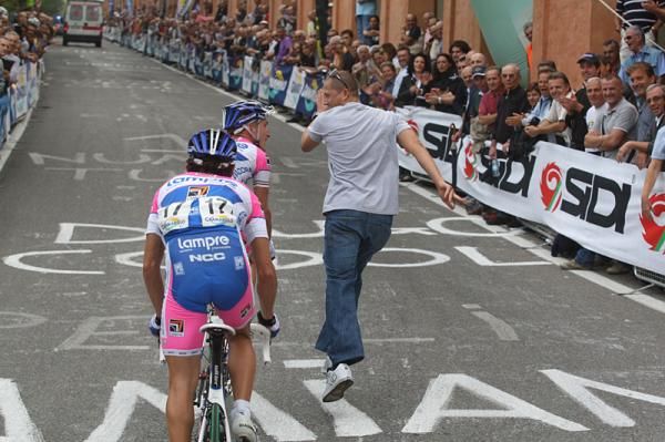 Enrico Gasparotto (Lampre-NGC) encouraged by a fan.