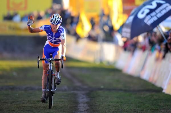 Bart Aernouts (Rabobank - Giant) salutes the huge crowd