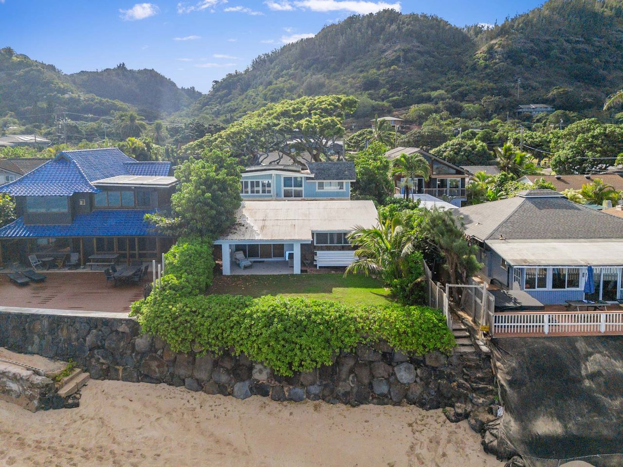 Home for sale in Hawaii on the beach.